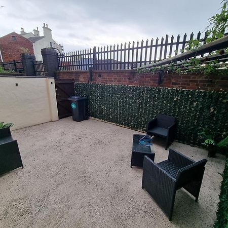 Spacious 2 Bed Appartment Next To Bae With Spa Bath بارو في فرنيس المظهر الخارجي الصورة