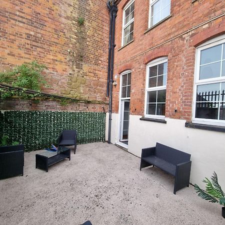 Spacious 2 Bed Appartment Next To Bae With Spa Bath بارو في فرنيس المظهر الخارجي الصورة