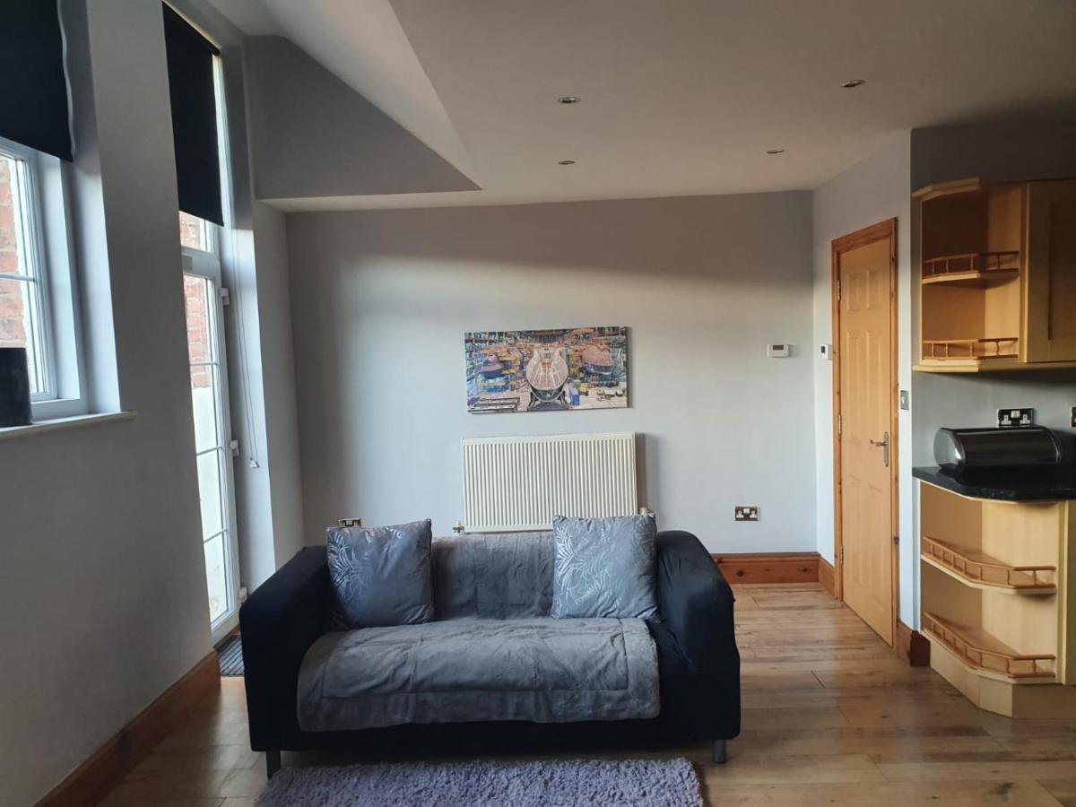 Spacious 2 Bed Appartment Next To Bae With Spa Bath بارو في فرنيس المظهر الخارجي الصورة