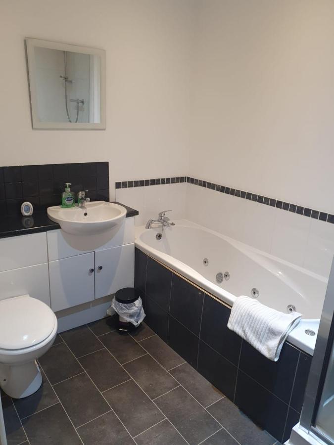 Spacious 2 Bed Appartment Next To Bae With Spa Bath بارو في فرنيس المظهر الخارجي الصورة