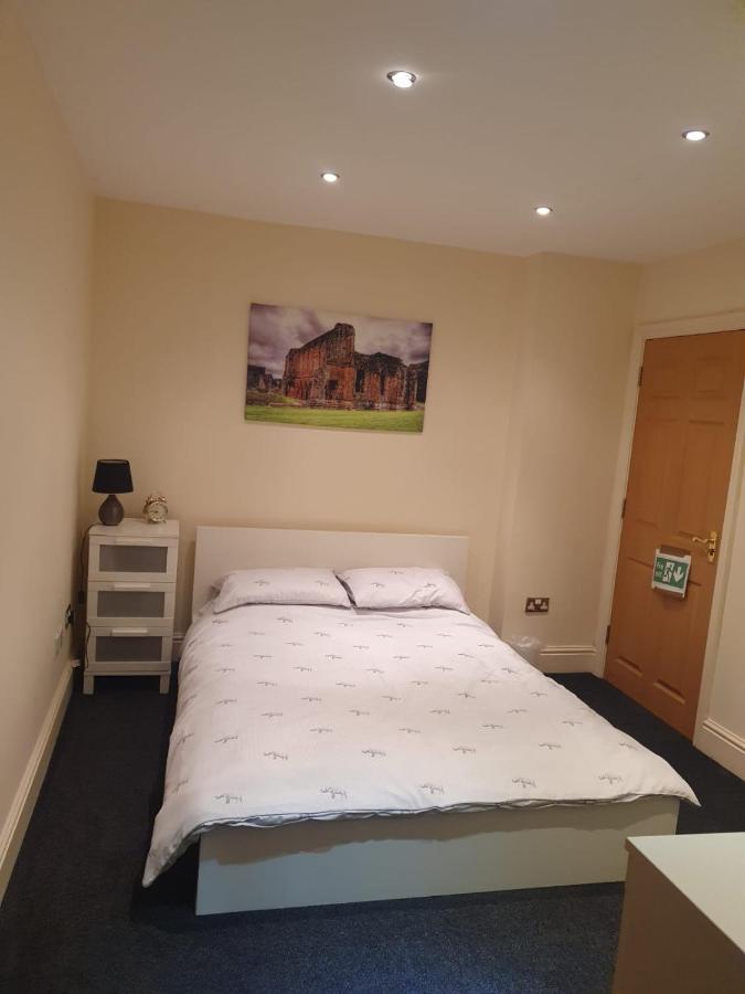 Spacious 2 Bed Appartment Next To Bae With Spa Bath بارو في فرنيس المظهر الخارجي الصورة