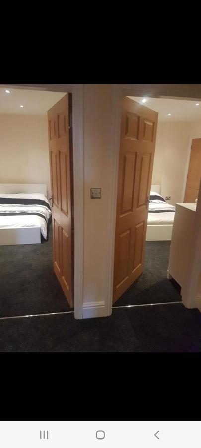 Spacious 2 Bed Appartment Next To Bae With Spa Bath بارو في فرنيس المظهر الخارجي الصورة