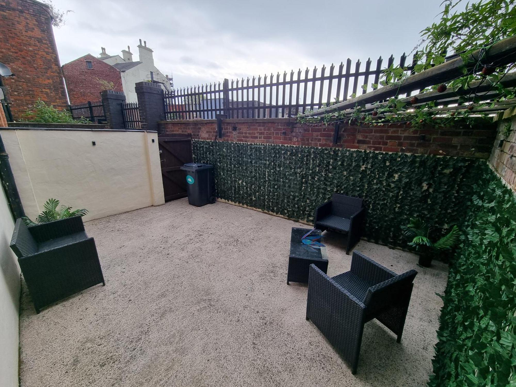 Spacious 2 Bed Appartment Next To Bae With Spa Bath بارو في فرنيس المظهر الخارجي الصورة